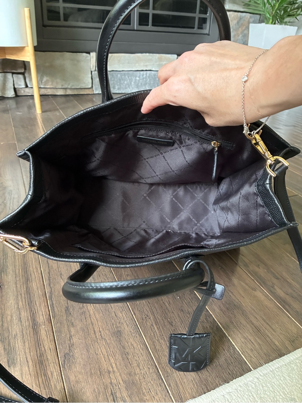Michael Kors Black Leather Logo Tote Bag NWOT - Picture 4 of 15